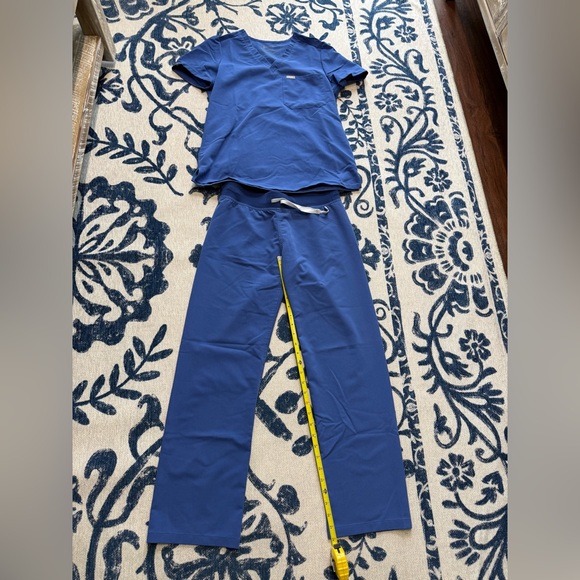 Figs Denim Blue Catarina scrub top and Basic Livingston scrub bottoms - Picture 2 of 9